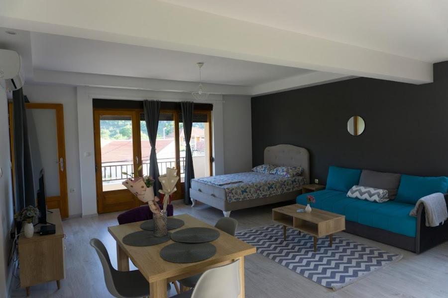 Apartments Ena Требине Екстериор снимка